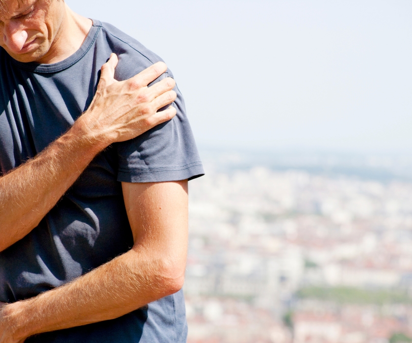 Dolor entre los omóplatos: por qué aparece y cómo aliviarlo con fisioterapia